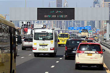 Dubai  Vereinigte Arabische Emirate  der Gruss Ramadan Kereem auf einer Signalwechselanlage ueber der Sheikh Zayed Road