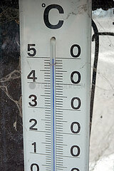 Bozen  Italien  Thermometer zeigt 50 Grad im Schatten an
