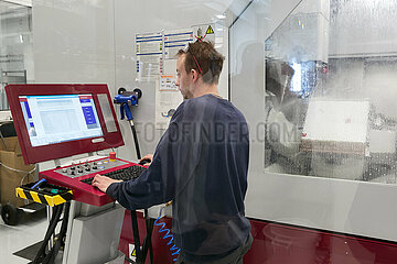 Berlin  Deutschland - Ein Mitarbeiter ueberwacht an einer CNC-Maschine die Produktion hochpraeziser Bauteile bei ASML in Berlin.