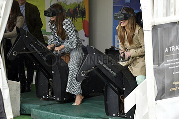 Aintree  Grossbritannien  Women have fun on electric horses during a racing simulation