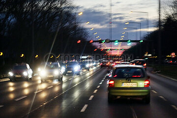 Berlin  Deutschland  Verkehr auf der Heerstrasse bei Daemmerung