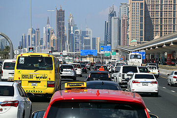 Dubai  Vereinigte Arabische Emirate  Verkehr auf der Sheikh Zayed Road