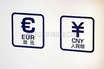 Hong Kong  China  Waehrungszeichen fuer Euro und Yen