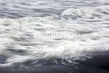 Binz  Deutschland  Symbolfoto: Wellen bei stuermischem Wind auf der Ostsee