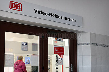 Binz  Deutschland  Reisende in einem Video-Reisezentrum der Deutschen Bahn