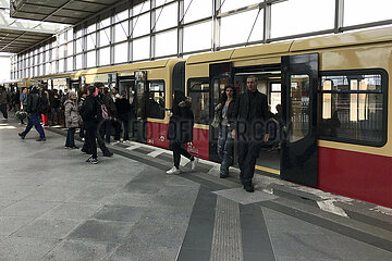 Berlin  Deutschland  Menschen steigen am S-Bahnhof Suedkreuz aus einer S-Bahn aus