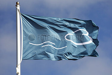 Binz  Deutschland  Fahne mit dem Binzer Logo weht im Wind