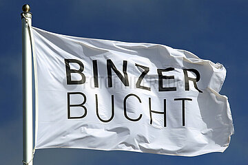 Binz  Deutschland  Fahne mit der Aufschrift Binzer Bucht weht im Wind