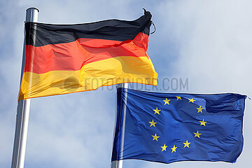Binz  Deutschland  Nationalfahne der Bundesrepublik Deutschland und die Europafahne wehen im Wind