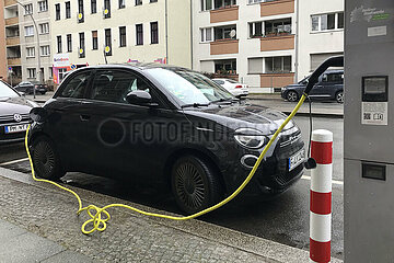 Berlin  Deutschland  Elektroauto wird an einer oeffentlichen Ladesaeule aufgeladen