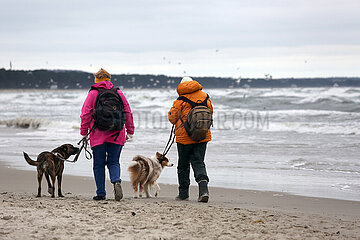 Binz  Deutschland  Frauen machen mit ihren Hunden einen Spaziergang an der Ostsee