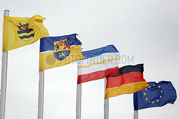Binz  Deutschland  Fahnen des Seebad Binz  der Insel Ruegen  des Landes Mecklenburg-Vorpommern  der Bundesrepublik Deutschland und die Europafahne wehen im Wind