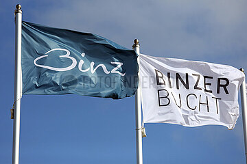 Binz  Deutschland  Fahnen mit der Aufschrift Binz und Binzer Bucht wehen im Wind