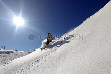 Krippenbrunn  Oesterreich  Mann faehrt Ski im Tiefschnee