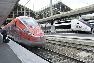 FRANCE. PARIS (75) 12TH ARRONDISSEMENT. THE TRAIN STATION IN LYON. FRECCIAROSSA 1000 TGV TRAIN OF THE ITALIAN COMPANY TRENITALIA NEXT TO A FRENCH TGV TRAIN (FOLLOWING THE OPENING OF THE EUROPEAN RAILWAY NETWORK TO COMPETITION)