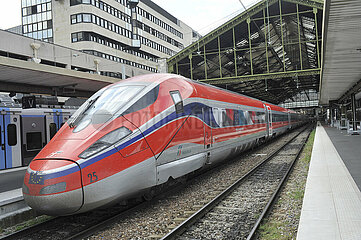 FRANCE. PARIS (75) 12TH DISTRICT. THE TRAIN STATION IN LYON. FRECCIAROSSA 1000 TGV TRAIN OF THE ITALIAN COMPANY TRENITALIA DEPARTURE FOR MILAN (FOLLOWING THE OPENING OF THE EUROPEAN RAILWAY NETWORK TO COMPETITION)