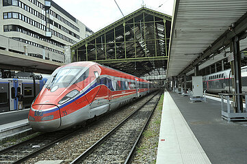 FRANCE. PARIS (75) 12TH DISTRICT. THE TRAIN STATION IN LYON. FRECCIAROSSA 1000 TGV TRAIN OF THE ITALIAN COMPANY TRENITALIA DEPARTURE FOR MILAN (FOLLOWING THE OPENING OF THE EUROPEAN RAILWAY NETWORK TO COMPETITION)