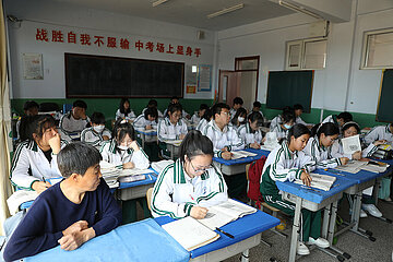 China-Liaoning-Xingcheng-School-Mutter-Hörhörer-Tochter (CN)