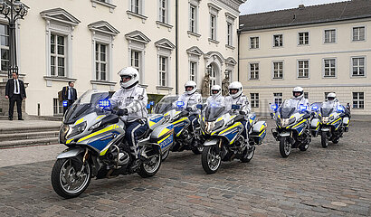 Motorrad Eskorte der Polizei.
