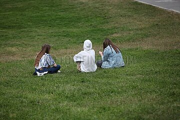Drei junge Frauen in einem Park