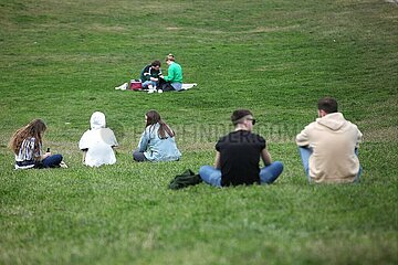 Junge Leute in einem Park