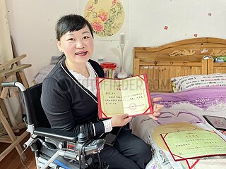 China-Guizhou-Guiyang-Wheelchair-gebundener Maler (CN)