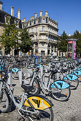 FRANCE. GIRONDE (33). BORDEAUX. VICTORY SQUARE. SELF-SERVICE BICYCLE SERVICE