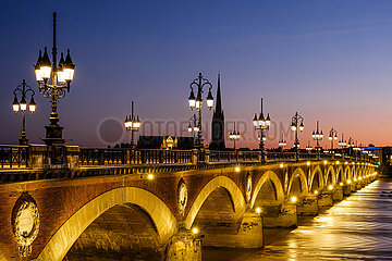 FRANCE. GIRONDE (33). BORDEAUX. THE STONE BRIDGE (487M)  A BRICK AND STONE ARCHED BRIDGE  BUILT BETWEEN 1810 AND 1822. IT CROSSES THE GARONNE AND LINKS THE CITY CENTER TO THE BASTIDE DISTRICT. IT IS LIGHTED UP AT DAWN