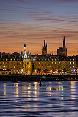 FRANCE. GIRONDE (33). BORDEAUX. THE CLASSICAL ARCHITECTURE (18TH CENTURY) OF THE BUILDINGS ON THE LEFT BANK QUAYS ON THE BANKS OF THE GARONNE. THE CAILHAU GATE  HIGHLIGHTED. IN THE BACKGROUND  ABOVE THE ROOFS: THE PEY-BERLAND TOWER AND THE SPIRE OF SAINT-ANDRE CATHEDRAL