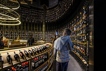 FRANCE. GIRONDE (33). BORDEAUX. LA CITE DU VIN IS A CULTURAL AND TOURIST CENTER DEDICATED TO WINE. INSIDE  THE BRASSERIE-SNACK CELLAR IS A SALES AND TESTING AREA FOR SELLING WINE