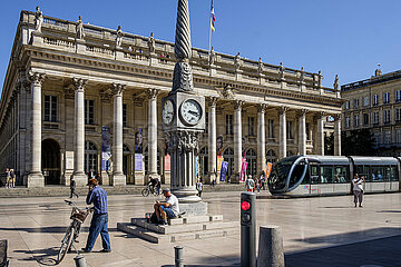 FRANCE. GIRONDE (33). BORDEAUX. PASSAGE OF THE TRAMWAY IN FRONT OF THE GRAND THEATRE (ARCHITECT: VICTOR LOUIS) IS CLASSIFIED AS A HISTORICAL MONUMENT