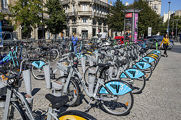 FRANCE. GIRONDE (33). BORDEAUX. VICTORY SQUARE. SELF-SERVICE BICYCLE SERVICE