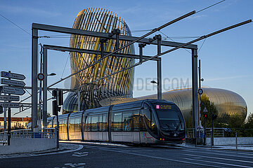 FRANCE. GIRONDE (33). BORDEAUX. QUAI DE BACALAN  THE TRAMWAY LINE PASSES IN FRONT OF THE CITE DU VIN  A CULTURAL AND TOURIST CENTER DEDICATED TO WINE. ITS SHAPE EVOKES A GNARLED VINE STOCK (ARCHITECTURE: XTU AGENCY. ANOUK LEGENDRE AND NICOLAS DESMAZIERES)