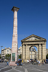 FRANCE. GIRONDE (33). BORDEAUX. VICTORY SQUARE. THE HELICAL-SHAPED OBELISK IS A WORK OF ARTIST IVAN THEIMER AND THE AQUITAINE GATE