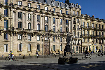 FRANCE. GIRONDE (33). BORDEAUX. PEY-BERLAND SQUARE  A BRONZE STATUE REPRESENTING JACQUES CHABAN-DELMAS (WORK BY SCULPTOR JEAN CARDOT)