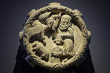FRANCE. GIRONDE (33). BORDEAUX. THE AQUITAINE MUSEUM. HISTORIATED KEYSTONE IN LIMESTONE THE SACRIFICE OF ABRAHAM (CLOISTER OF THE ABBEY OF LA SAUVE-MAJEURE (GIRONDE). CIRCA 1220-1230.