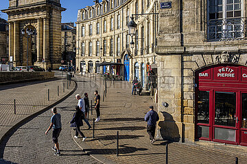 FRANCE. GIRONDE (33). BORDEAUX. ON THE EDGE OF THE QUAYS ON THE LEFT BANK OF THE GARONNE  THE BUILDINGS AND THEIR 18TH CENTURY FACADES FORM A SET OF CLASSICAL ARCHITECTURE OF GREAT HOMOGENEITY WHICH HAS BEEN CLASSIFIED AS A UNESCO WORLD HERITAGE SITE. THE BOURGOGNE GATE