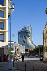 FRANCE. GIRONDE (33). BORDEAUX. IN THE NEW BASSINS A FLOT DISTRICT  LA CITE DU VIN IS A CULTURAL AND TOURIST CENTER DEDICATED TO WINE. ITS SHAPE EVOKES A GNARLED VINE STOCK (ARCHITECTURE: XTU AGENCY. ANOUK LEGENDRE AND NICOLAS DESMAZIERES)