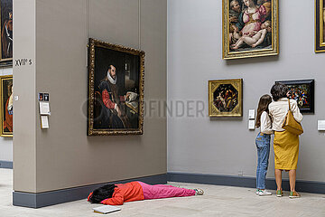 FRANCE. GIRONDE (33). BORDEAUX. MUSEUM OF FINE ARTS  IN A WING OF THE PALAIS ROHAN. ON THE FLOOR: MANNEQUIN (2004)  BY THE ARTIST VIRGINIE BARRE