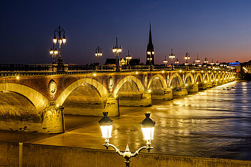 FRANCE. GIRONDE (33). BORDEAUX. THE STONE BRIDGE (487M)  A BRICK AND STONE ARCHED BRIDGE  BUILT BETWEEN 1810 AND 1822. IT CROSSES THE GARONNE AND LINKS THE CITY CENTER TO THE BASTIDE DISTRICT. IT IS LIGHTED UP AT DAWN