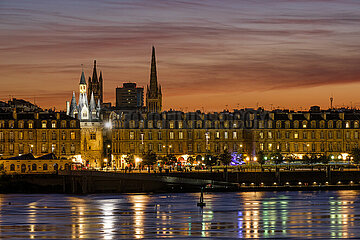 FRANCE. GIRONDE (33). BORDEAUX. THE CLASSICAL ARCHITECTURE (18TH CENTURY) OF THE BUILDINGS ON THE LEFT BANK QUAYS ON THE BANKS OF THE GARONNE. THE CAILHAU GATE  HIGHLIGHTED. IN THE BACKGROUND  ABOVE THE ROOFS: THE PEY-BERLAND TOWER AND THE SPIRE OF SAINT-ANDRE CATHEDRAL