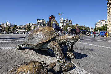FRANCE. GIRONDE (33). BORDEAUX. VICTORY SQUARE. THE BRONZE TURTLES ARE THE WORK OF ARTIST IVAN THEIMER
