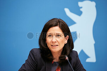 Berlin  Deutschland - Senatorin Katharina Guenther-Wuensch (CDU) bei der Senatspressekonferenz.