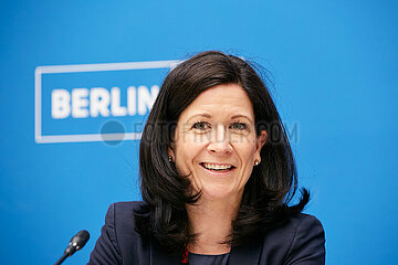 Berlin  Deutschland - Senatorin Katharina Guenther-Wuensch (CDU) bei der Senatspressekonferenz.
