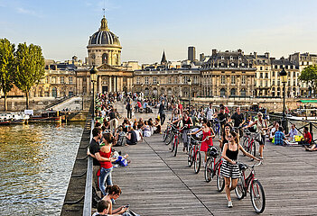 FRANCE. PARIS (75) PONT DES ARTS BRIDGE ON SEINE RIVER