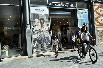 FRANCE. PARIS (75) 19 TH DISTRICT. MAGASIN VELO. ELECTRIQUE. ELECTRIC BICYCLE STORE. A CLIENT TRY A BICYCLE