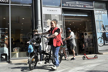 FRANCE. PARIS (75) 19 TH DISTRICT. MAGASIN VELO. ELECTRIQUE. ELECTRIC BICYCLE STORE