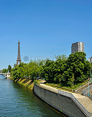 FRANCE. PARIS (75) 16TH DISTRICT. THE EIFFEL TOWER AND THE ILE DES CYGNES. ARTIFICIAL ISLAND ON THE SEINE RIVER