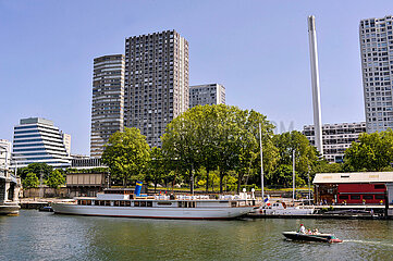 FRANCE. PARIS (75) 16TH DISTRICT. VIEW OF THE THE BUILDINGS OF BEAUGRENELLE NEIGHBORHOOD FROM THE ILE DES CYGNES. ARTIFICIAL ISLAND ON THE SEINE RIVER