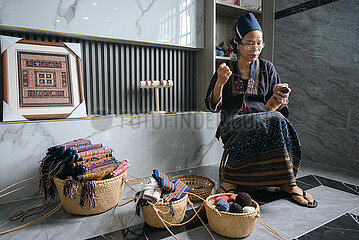 China-Hainan-Dongfang-Textile Techniques-Weaver (CN)